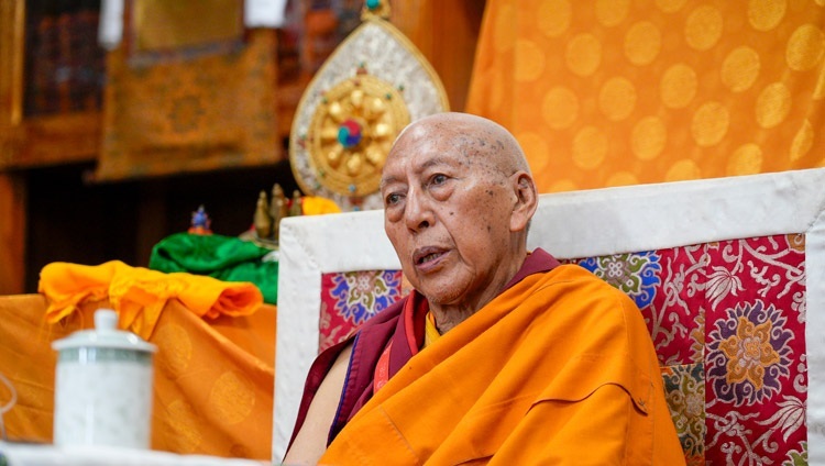 Hoà Thượng Giáo sư Samdhong Rinpoche phát biểu trước hội chúng tại Chùa Chính Tây Tạng ở Dharamsala, HP, vào ngày 6 tháng 9 năm 2024. Ảnh của Lobsang Tsering