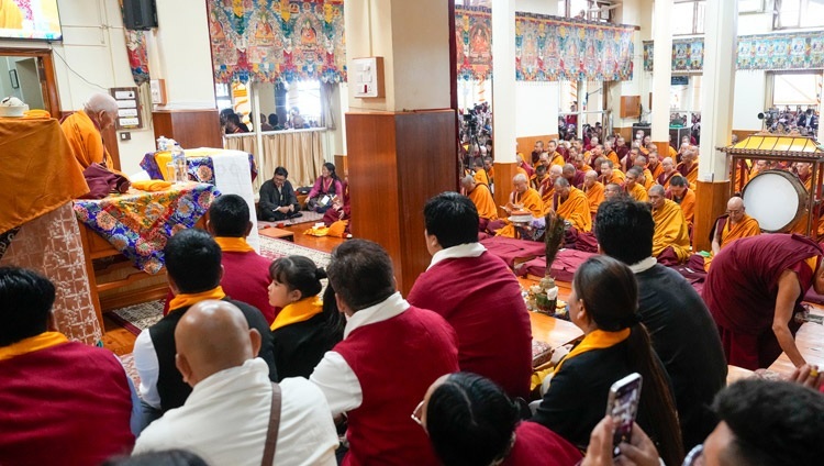 Một góc nhìn bên trong Chùa Chính Tây Tạng trong buổi thuyết giảng của Hoà Thượng Giáo sư Samdhong Rinpoche tại Dharamsala, HP, Ấn Độ vào ngày 6 tháng 9 năm 2024. Ảnh của Lobsang Tsering