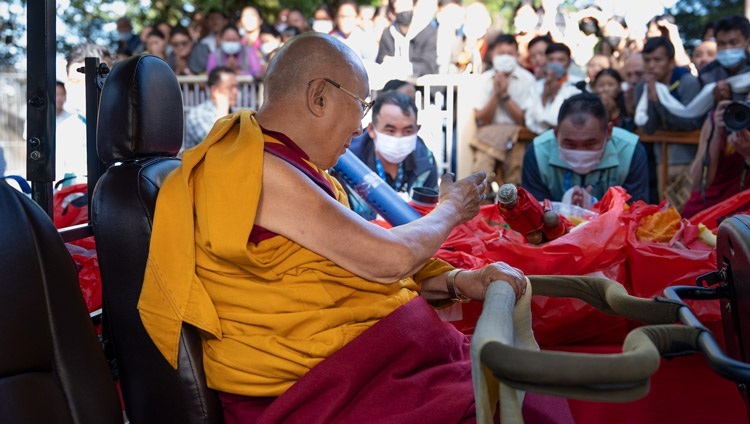 Thánh Đức Đạt Lai Lạt Ma đi xe điện từ Dinh thự của Ngài đến Chùa Chính Tây Tạng để thuyết giảng cho Phật tử Đông Nam Á tại Dharamsala, HP, Ấn Độ vào ngày 12 tháng 9 năm 2024. Ảnh của Tenzin Choejor