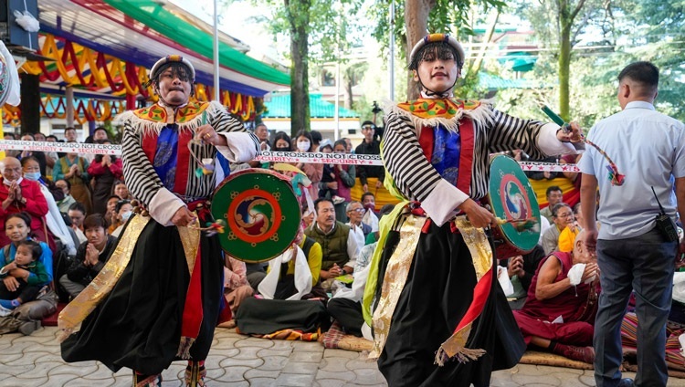 Các vũ công Tây Tạng biểu diễn khi Thánh Đức Đạt Lai Lạt Ma quang lâm đến sân Chùa Chính Tây Tạng để tham dự Lễ cầu nguyện trường thọ tại Dharamsala, HP, Ấn Độ vào 18 tháng 9, 2024. Ảnh của Tenzin Choejor