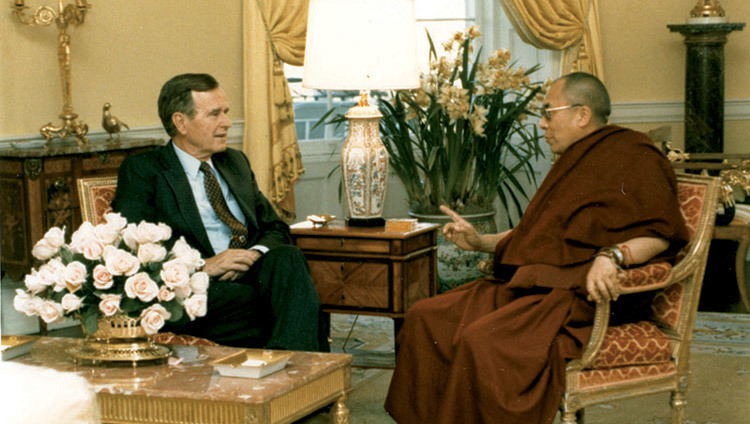 Thánh Đức Đạt Lai Lạt Ma gặp gỡ George H. Bush tại Nhà Trắng ở Washington DC, Hoa Kỳ vào ngày 16 tháng 4 năm 1991. (Ảnh Văn phòng Nhà Trắng)