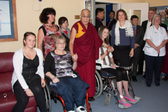 Thánh Đức Đạt Lai Lạt Ma tại Bệnh viện Christchurch vào ngày 8 tháng 6 năm 2011, với các nạn nhân của trận động đất hồi tháng Hai. Ảnh / Cally Stockdale