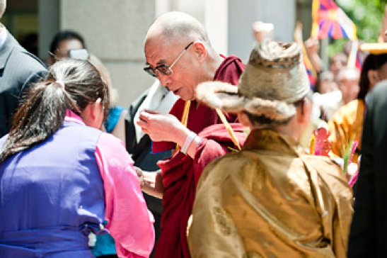 Thánh Đức Đạt Lai Lạt Ma được các thành viên của cộng đồng Tây Tạng cung đón khi Ngài quang lâm đến khách sạn của Ngài ở Washington DC vào ngày 5 tháng 7 năm 2011. Ảnh / Tenzin Choejor / VPĐLLM