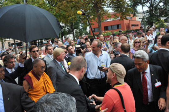 Thánh Đức Đạt Lai Lạt Ma được chào đón bởi những người thiện nguyện trên đường đến Nghị viện Hessen ở Wiesbaden, Đức, vào ngày 23 tháng 8 năm 2011. Ảnh / Cục Tây Tạng Geneva