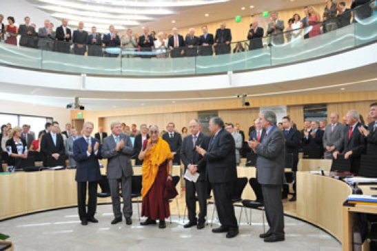 Đức Tổng Giám mục Desmond Tutu và phu nhân Leah đi dạo cùng Thánh Đức Đạt Lai Lạt Ma đến Chùa Chính Tây Tạng ở Dharamsala, Ấn Độ, vào ngày 10 tháng 2 năm 2012. Ảnh / Tenzin Choejor / VPĐLLM