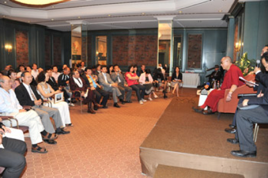 Thánh Đức Đạt Lai Lạt Ma cảm ơn người bạn tốt của mình là Tổng giám mục Desmond Tutu đã hỗ trợ Ngài trong buổi lễ xác nhận ở Dharamsala, Ấn Độ, vào ngày 10 tháng 2 năm 2012. Ảnh / Tenzin Choejor / VPĐLLM