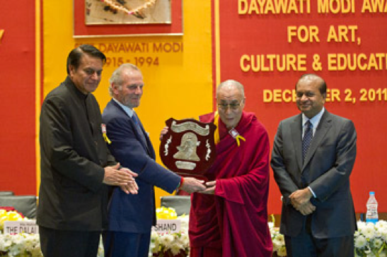 Thánh Đức Đạt Lai Lạt Ma nhận Giải thưởng Dayawati Modi về Nghệ thuật, Văn hóa và Giáo dục tại New Delhi, Ấn Độ, vào ngày 2 tháng 12 năm 2011. Ảnh / Tenzin Choejor / VPĐLLM