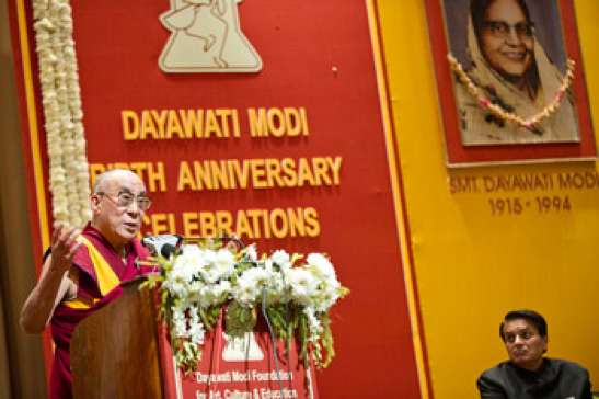 Thánh Đức Đạt Lai Lạt Ma phát biểu về "Quyền năng của Phụ nữ" tại Lễ kỷ niệm Ngày sinh Dayawati Modi ở New Delhi, Ấn Độ, vào ngày 2 tháng 12 năm 2011. Ảnh / Tenzin Choejor / VPĐLLM