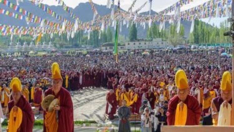 Cầu nguyện tại Ladakh cho các nạn nhân của trận lũ lụt tàn khốc ở Nepal, Tây Tạng, và cầu nguyện trường thọ dâng lên Thánh Đức Đạt Lai Lạt Ma