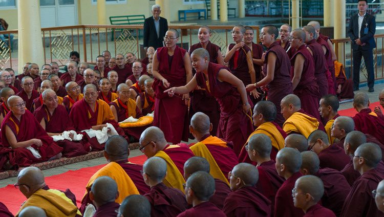 Thánh Đức Đạt Lai Lạt Ma gặp gỡ chư Ni tham gia kỳ Biện luận Mùa đông