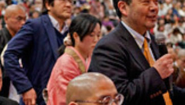 Nói chuyện với công chúng ở Koyasan trước khi khởi hành đi Tokyo