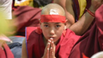 Môn đồ tiến vào Mạn Đà La và quán đảnh Thời luân lần 33