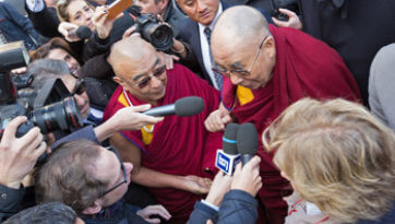 Thánh Đức Đạt Lai Lạt Ma đến Rome để tham dự Hội nghị thượng đỉnh thế giới về những người đoạt giải Nobel Hòa bình