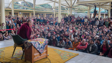 Thánh Đức Đạt Lai Lạt Ma gặp gỡ du khách nước ngoài đến Dharamsala