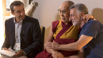 Nói chuyện về "Hoà bình là nơi gặp gỡ của các Dân tộc" ở nhà Hát Hy lạp Cổ đại