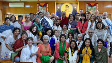 Nói chuyện với Người Dân đến từ nhiều nơi trên Thế giới