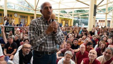 Giao lưu với du khách nước ngoài