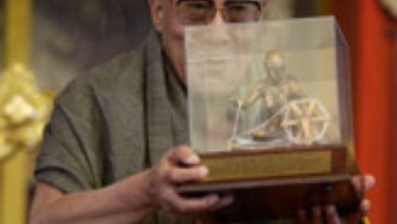 Thánh Đức Đạt Lai Lạt Ma nhận Giải thưởng Quốc tế Mahatma Gandhi tại Bồ Đề Đạo Tràng