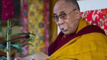 Thánh Đức Đạt Lai Lạt Ma đọc Truyện Tiền Thân Đức Phật vào “Ngày Thần Thông”