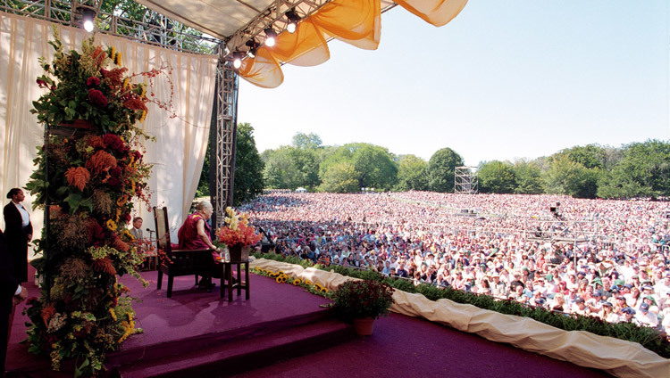 Thánh Đức Đạt Lai Lạt Ma nói về Hòa bình và An lạc nội tâm với đám đông 60,000 người ở công viên Trung Tâm, New York, Hoa Kỳ ngày 21 tháng 9 năm 2003 (ảnh: Manuel Bauer)