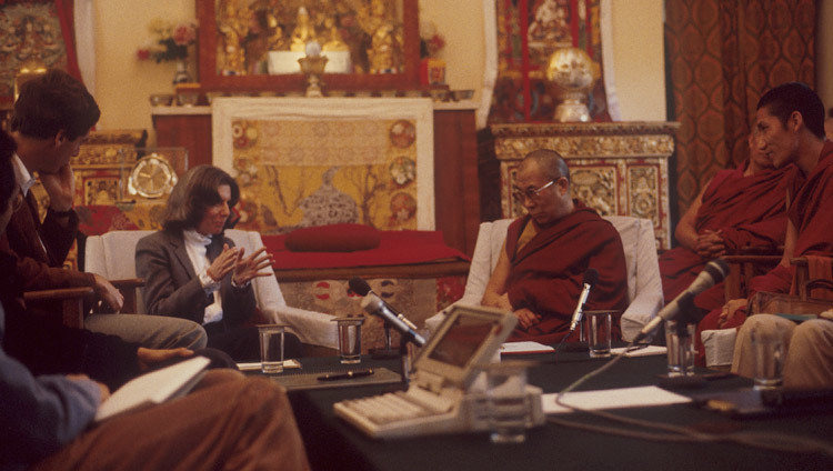 The Hội nghị Tâm thức và Đời sống tổ chức tại dinh thự của Thánh Đức Đạt Lai Lạt Ma tại Dharamsala, HP, Ấn Độ năm 1987 & Life Conference held at His Holiness the Dalai Lama's residence in Dharamsala, HP, India i 1987.