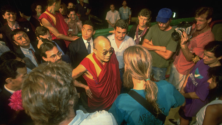  Thánh Đức Đạt Lai Lạt Ma thăm viếng Chiến binh Cầu vồng của Greenpeace trong Hội nghị Thượng đỉnh Trái đất của Liên Hợp Quốc tại Rio de Janeiro, Brazil vào ngày 1 tháng 6 năm 1992. (Ảnh: Green Peace / Steve Morgan)