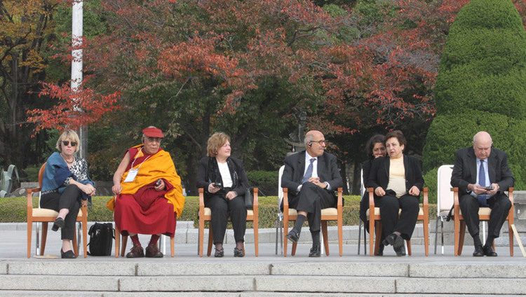Thánh Đức Đạt Lai Lạt Ma và các đồng nghiệp đoạt giải Nobel tại Công viên Tưởng niệm Hiroshima vào ngày thứ ba của Giải Nobel Hoà bình Thế giới lần thứ 11 tại Hiroshima, Nhật Bản vào ngày 14 tháng 11, 2010. (Ảnh của Taikan Usui)