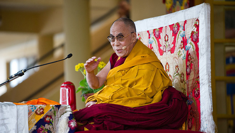 Thánh Đức Đạt Lai Lạt Ma đưa ra nhận xét chính thức đầu tiên về việc nghỉ hưu của mình từ những trách nhiệm chính trị trong một buổi giảng pháp công cộng tại Chùa Chính Tây Tạng ở Dharamsala, HP, Ấn Độ vào ngày 19 tháng 3 năm 2011. (Photo / Tenzin Choejor / VPTĐĐL)