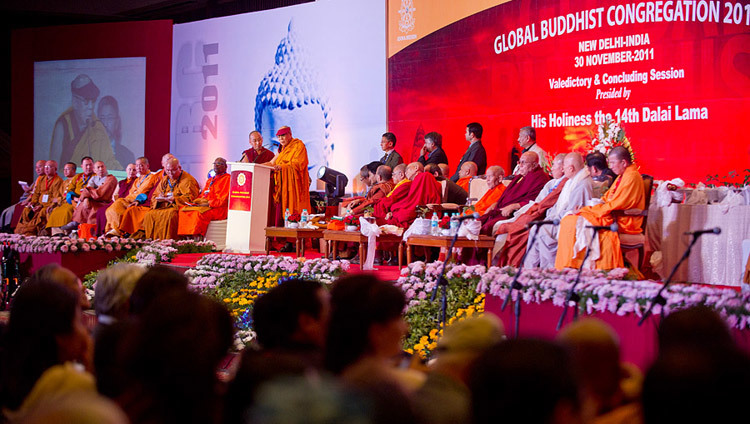 Thánh Đức Đạt Lai Lạt Ma phát biểu tại phiên bế mạc của Đại Hội Giáo hội Phật giáo Toàn cầu ở New Delhi, Ấn Độ vào 30 tháng 11, 2011. (Ảnh của Tenzin Choejor / VPĐLLM)