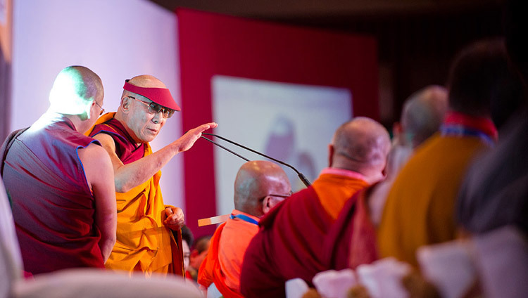 Thánh Đức Đạt Lai Lạt Ma nói chuyện tại phiên bế mạc của Đại hội Giáo hội Phật giáo Toàn cầu ở New Delhi, Ấn Độ vào ngày 30 tháng 11, 2011. (Ảnh của Tenzin Choejor / VPĐLLM)