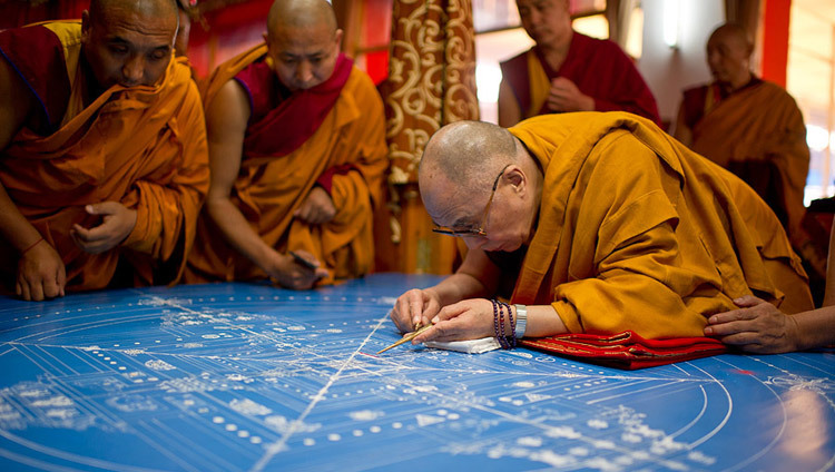 Thánh Đức Dalai Lama đặt những hạt cát màu đầu tiên để bắt đầu kiến tạo Mạn Đà La cát Thời Luân trong lễ Quán đảnh Thời luân lần thứ 32 ở Bồ Đề Đạo Tràng, Bihar, Ấn Độ vào ngày 1 tháng 1, 2012. (Ảnh của Tenzin Choejor / VPTĐĐLLM)