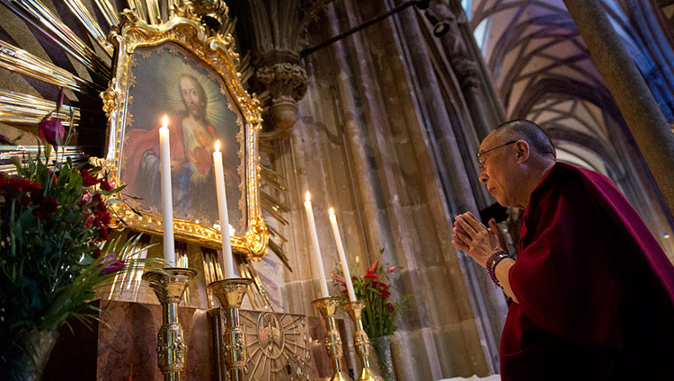 Thánh Đức Đạt Lai Lạt Ma dành một chút thời gian để thiền định trong chuyến viếng thăm nhà thờ St Stephen ở Vienna, Áo vào ngày 27 tháng 5 năm 2012. (Ảnh của Tenzin Choejor / VPTĐĐL)