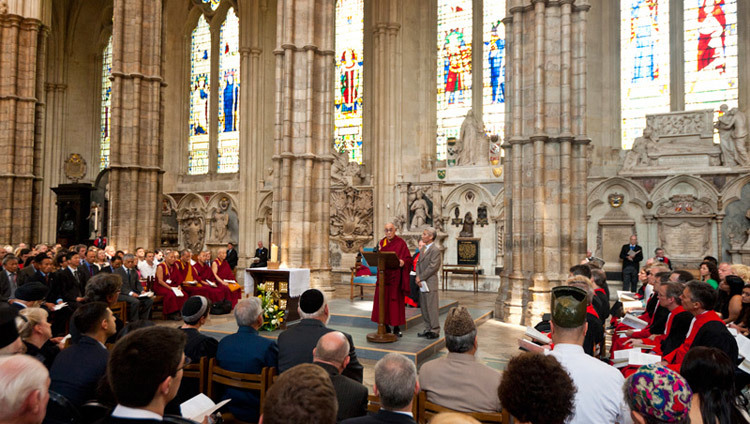 Thánh Đức Đạt Lai Lạt Ma nói chuyện với cộng đồng bao gồm các đại diện của các nhóm tôn giáo khác nhau trong buổi cầu nguyện và phản ánh tại Tu viện Westminster ở London, Anh vào ngày 20 tháng 6 năm 2012. (Ảnh của Ian Cumming)