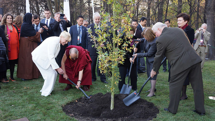 Betty Williams, Thánh Đức Đạt Lai Lạt Ma, Shirin Ebadi, Mairead Maguire và Lech Walesa trồng cây sau Hội nghị thượng đỉnh Thế giới lần thứ 13 của những người đạt Giải thưởng Nobel Hoà bình ở Warsaw, Ba Lan vào ngày 23 tháng 10 năm 2013. (Ảnh: Jeremy Russell / VPTĐĐL)
