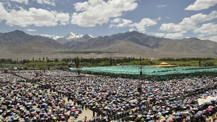 Một quan cảnh của đám đông tại Sân bãi Thuyêt Pháp Shiwatsel - địa điểm tổ chức Quán đảnh Thời luân lần thứ 33 ở Leh, Ladakh vào tháng 7 năm 2014. (Ảnh của Tenzin Choejor / VPTĐĐLLM)
