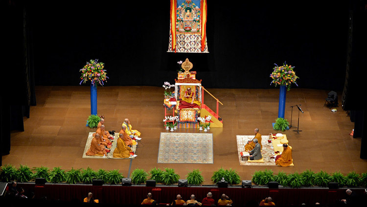 Thánh Đức Đạt Lai Lạt Ma giảng dạy về “Tám Bài Kệ Luyện Tâm” tại Trung tâm Biểu diễn Nghệ thuật Wang ở Boston, MA, Hoa Kỳ vào ngày 30 tháng 10 năm 2014. (Ảnh của Sonam Zoksang)