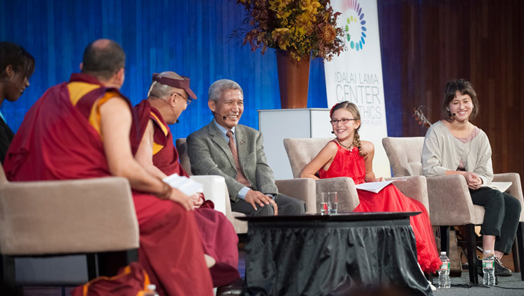 Thánh Đức Đạt Lai Lạt Ma trả lời câu hỏi về tâm bi trong cuộc đối thoại với sinh viên tại Giảng đường Kresge của MIT tại Boston, MA, Mỹ vào ngày 31 tháng 10 năm 2014. (Ảnh của Brian Lima)