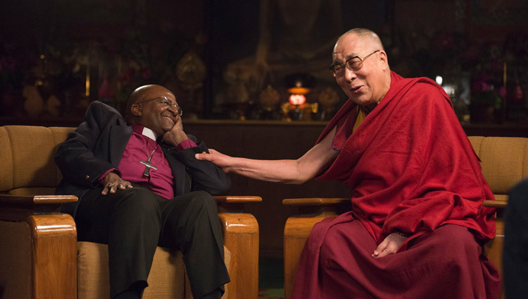 Đức Tổng Giám mục Desmond Tutu và Thánh Đức Đạt Lai Lạt Ma trong cuộc thảo luận về niềm vui được tổ chức tại dinh thự của Ngài tại Dharamsala, HP, Ấn Độ vào tháng 4 năm 2015. (Ảnh của Tenzin Choejor / VPTĐĐL)