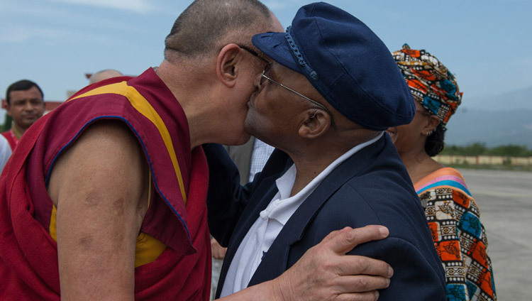 Thánh Đức Đạt Lai Lạt Ma trao đổi cái ôm chào đón với bạn cũ của Ngài Đức Cha Desmond Tutu khi  Đức Cha đến sân bay Dharamsala, HP,  Ấn Độ ngày 18 tháng 4 năm 2015(ảnh: Tenzin Choejor/ VPTĐĐL)