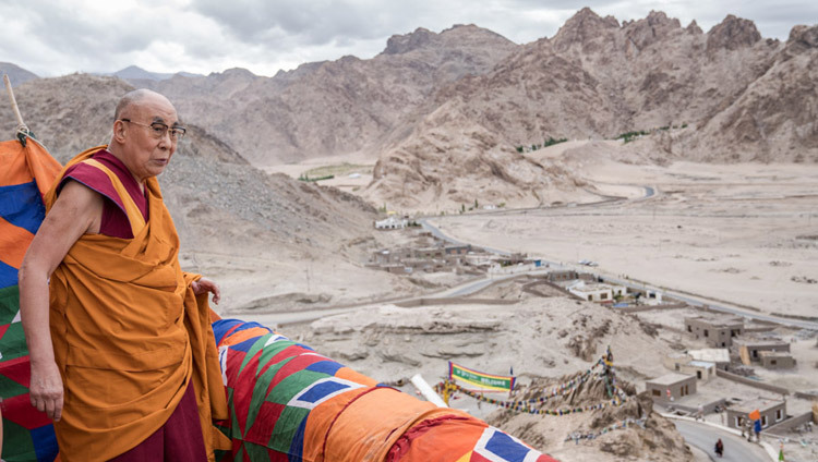 Thánh Đức Đạt Lai Lạt Ma đang nhìn phong cảnh thung lũng Leh từ Tu viện Zangdok Palri ở Ladakh, J&K, Ấn Độ ngày 7 tháng 8, 2016 (Ảnh: Tenzin Choejor/ VPTĐĐL)