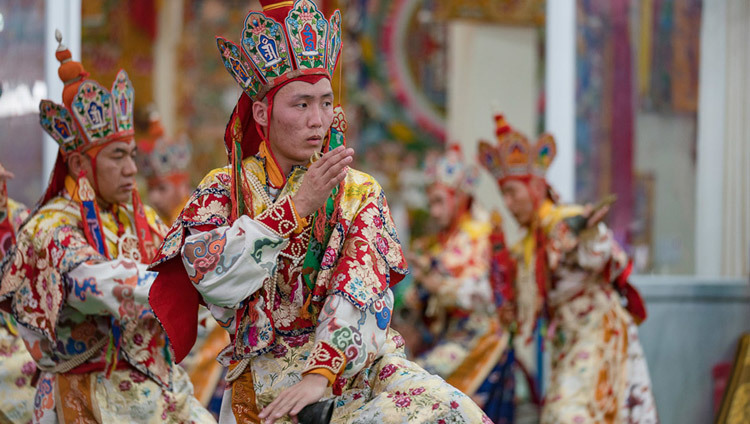 Chư Tăng Tu viện Namgyal thực hiện Vũ điệu nghi lễ trong Lễ Quán đảnh Thời luân lần thứ 34 ở Bồ Đề Đạo Tràng, Bihar, Ấn Độ vào ngày 10 tháng 1, 2017. (Ảnh của Tenzin Choejor / VPTĐĐLLM)