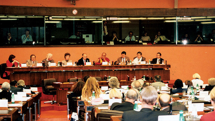Thánh Đức Đạt Lai Lạt Ma phát biểu tại Nghị viện Châu Âu về Kế hoạch Hoà bình Năm Điểm tại Strasbourg, Pháp vào ngày 15 tháng 06, 1988.