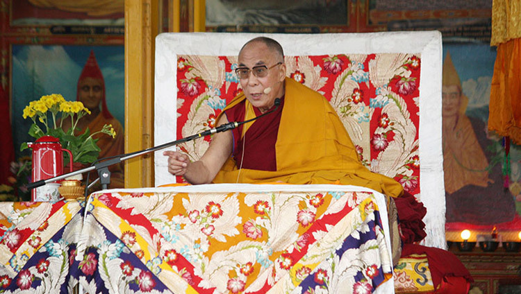 Thánh Đức Đạt Lai Lạt Ma tuyên bố về việc nghỉ hưu của mình khỏi những trách nhiệm chính trị trong một buổi giảng pháp công cộng tại Chùa Chính Tây Tạng ở Dharamsala, HP, Ấn Độ vào ngày 19 tháng 03, 2011. (Ảnh của Tenzin Choejor / VPTĐĐL)