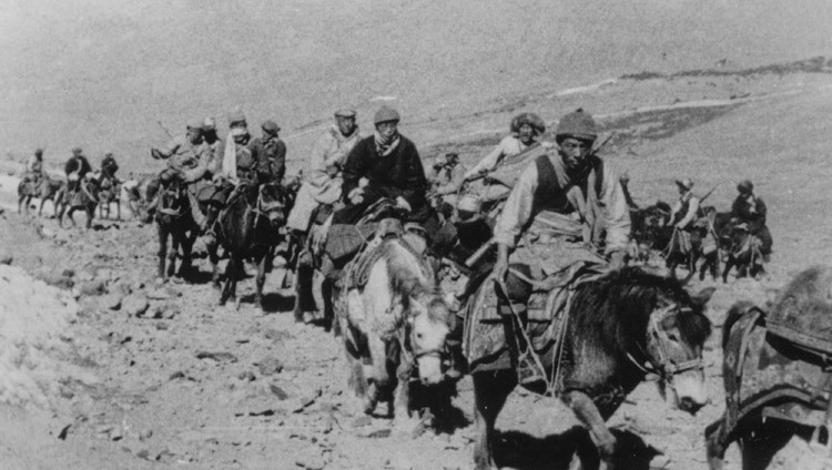 Thánh Đức Đạt Lai Lạt Ma thứ 14 chạy trốn khỏi Tây Tạng để lưu vong với các vệ sĩ Khampa (người từ tỉnh miền đông Kham) vào tháng 3 năm 1959. (Photo / VPTĐĐL)