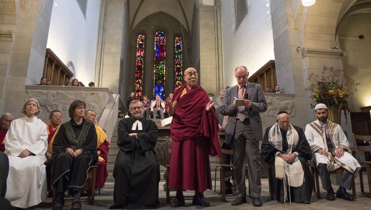 Thánh Đức Đạt Lai Lạt Ma nói chuyện trong một cuộc họp cầu nguyện liên tôn giáo tại nhà thờ Grossmuenster ở Zurich Thụy Sĩ vào ngày 15 tháng 10 năm 2016. (Ảnh của Manuel Bauer)