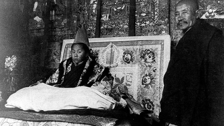 Thánh Đức Đạt Lai Lạt Ma đang tọa trên ngai vàng trong buổi lễ Đăng Quang chính thức tại Lhasa, Tây Tạng vào ngày 22 tháng 02, 1940. (Photo / VPTĐĐL)