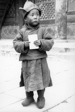 Thánh Đức Đạt Lai Lạt Ma vào lúc bốn tuổi tại Tu viện Kumbum ở Amdo, miền Đông Tây Tạng.