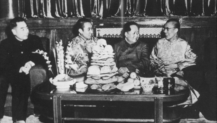 Châu Ân Lai, Ban Thiền Lạt Ma, Mao Trạch Đông và Thánh Đức Đạt Lai Lạt Ma tại Bắc Kinh, Trung Quốc vào năm 1956. (Ảnh: hình ảnh Tây tạng)